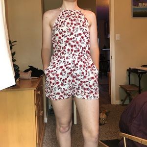 Light linen romper w/ roses - perfect for summer❤️